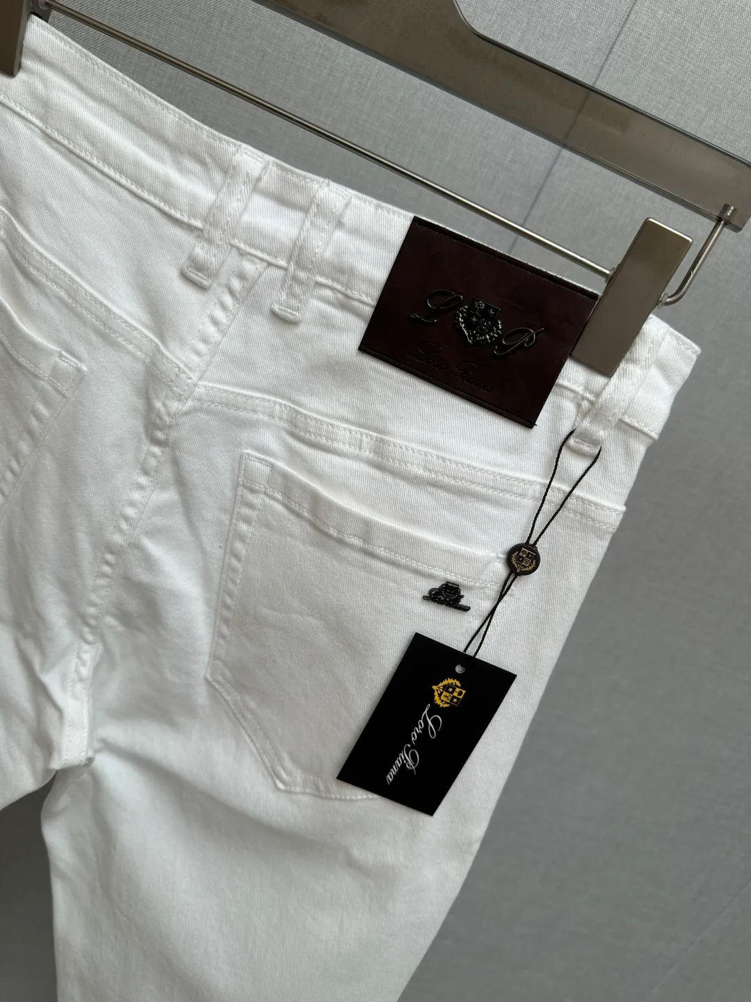 New products from LP counter, original jeans, made by original heavy industry, brand Classic LOGO design, complete with three standards! Original hardware accessories. The denim fabrics are customized at the counter and are completely matched to the counter. You are welcome to try them on before buying. Don’t be afraid of comparing good products. Sizes:29-38
